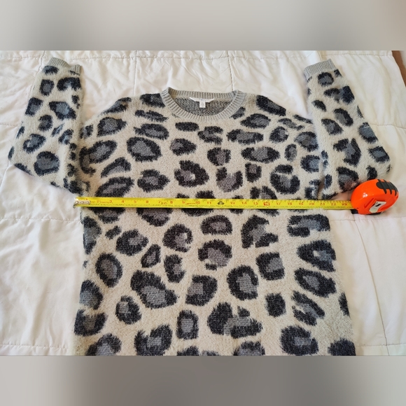 Time And Tru NWOT gray Animal print crew neck sweater 🐆🩶🖤 (S/CH) (Size: 4-6) - Picture 9 of 16